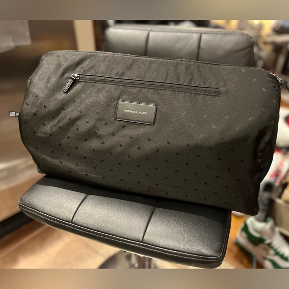 REVERSIBLE RARE MICHAEL KORS XL MENS HARRISON “KorsCity” DUFFLE BAG W/ MONOGRAM - Picture 3 of 9